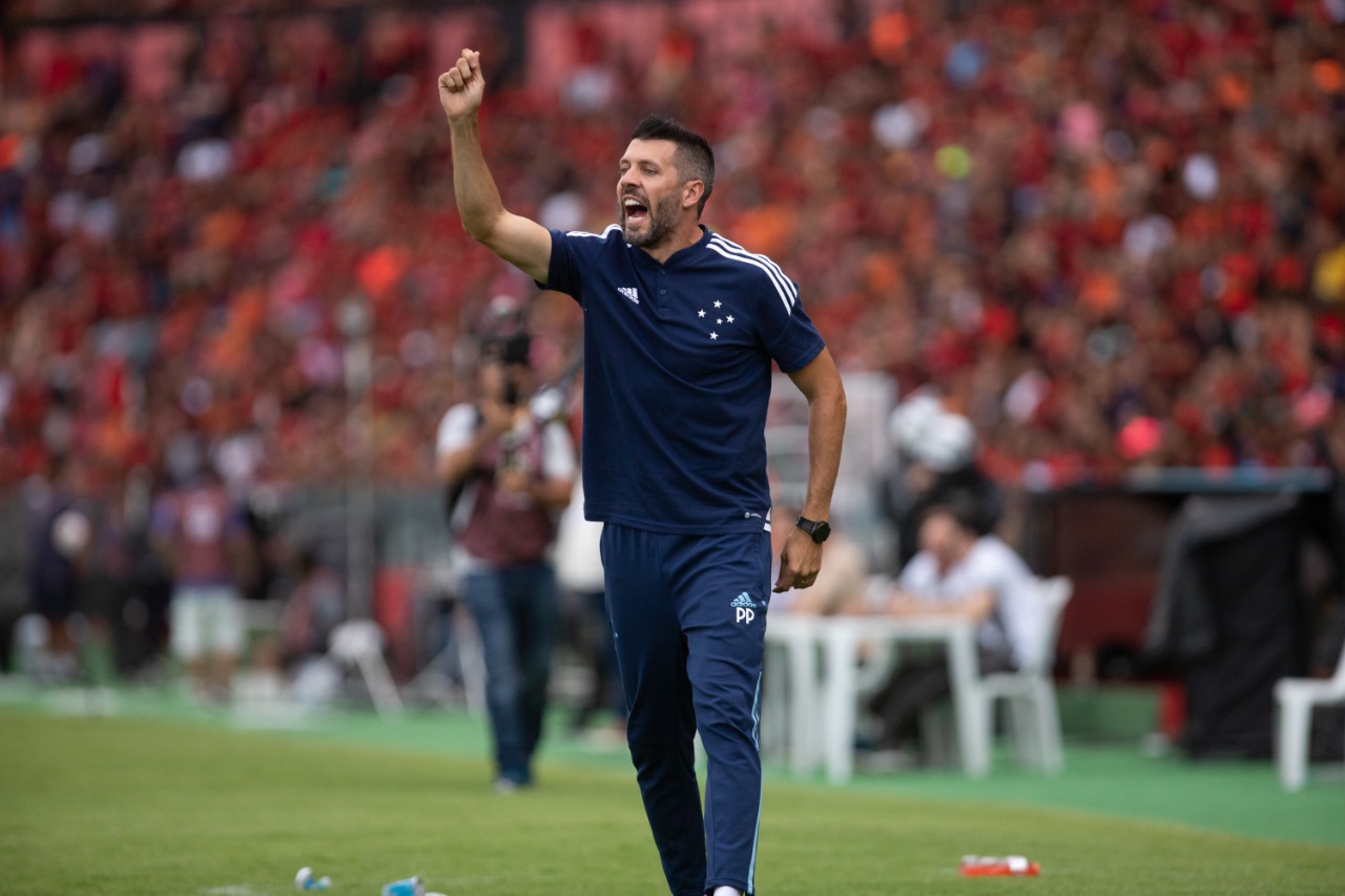Paulo Pezzolano elogia o time após a partida contra o Sport: “Os jogadores estão fazendo um ano perfeito”