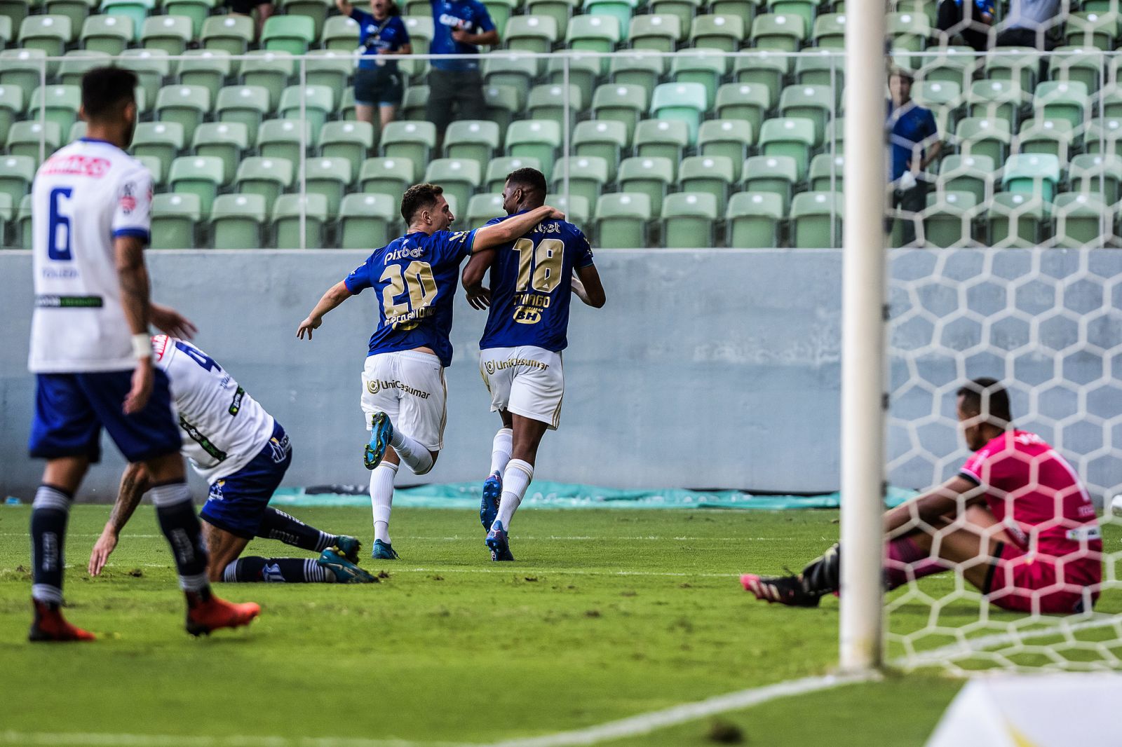 Na estreia do Mineiro, Cruzeiro joga bonito, cria várias chances e vence a URT por 3 a 0