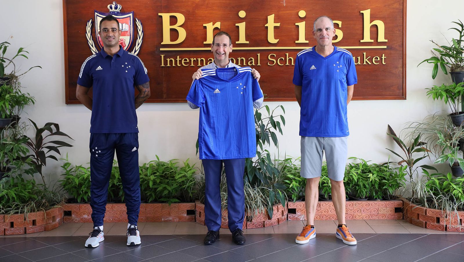 Com muitos títulos conquistados na Ásia, escola internacional do Cruzeiro na Tailândia completa oito anos   