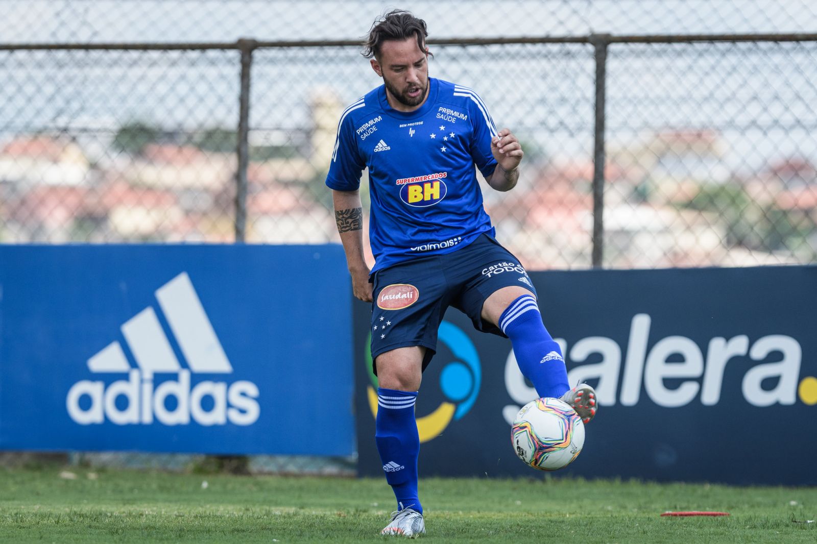 Cruzeiro oficializa a contratação do meia Giovanni