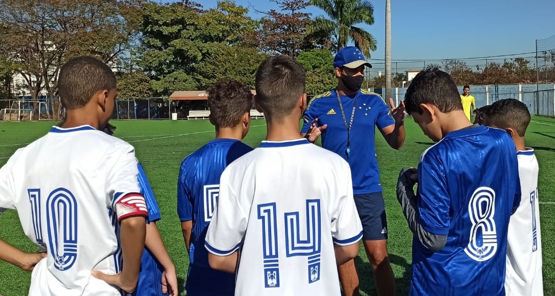Clube Celeste reestrutura quadro de escolas licenciadas do programa Cruzeiro EC Soccer School