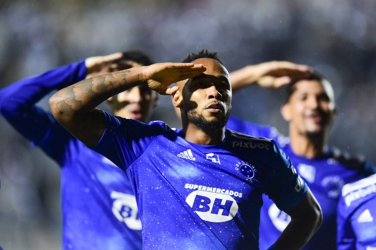 De virada, Cruzeiro goleia a Ponte Preta e se aproxima do título da Série B