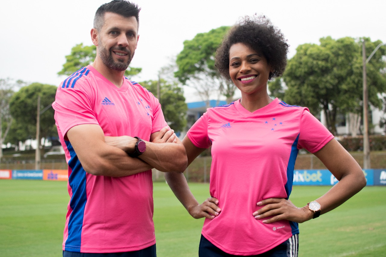Cruzeiro apresenta camisa rosa para influenciar sobre prevenção ao câncer de mama